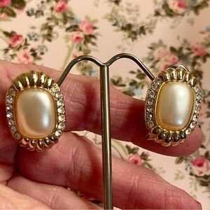 VINTAGE GOLD TONE PEARL OMEGA STYLE PIERCED EARRINGS WITH CRYSTAL ACCENTS